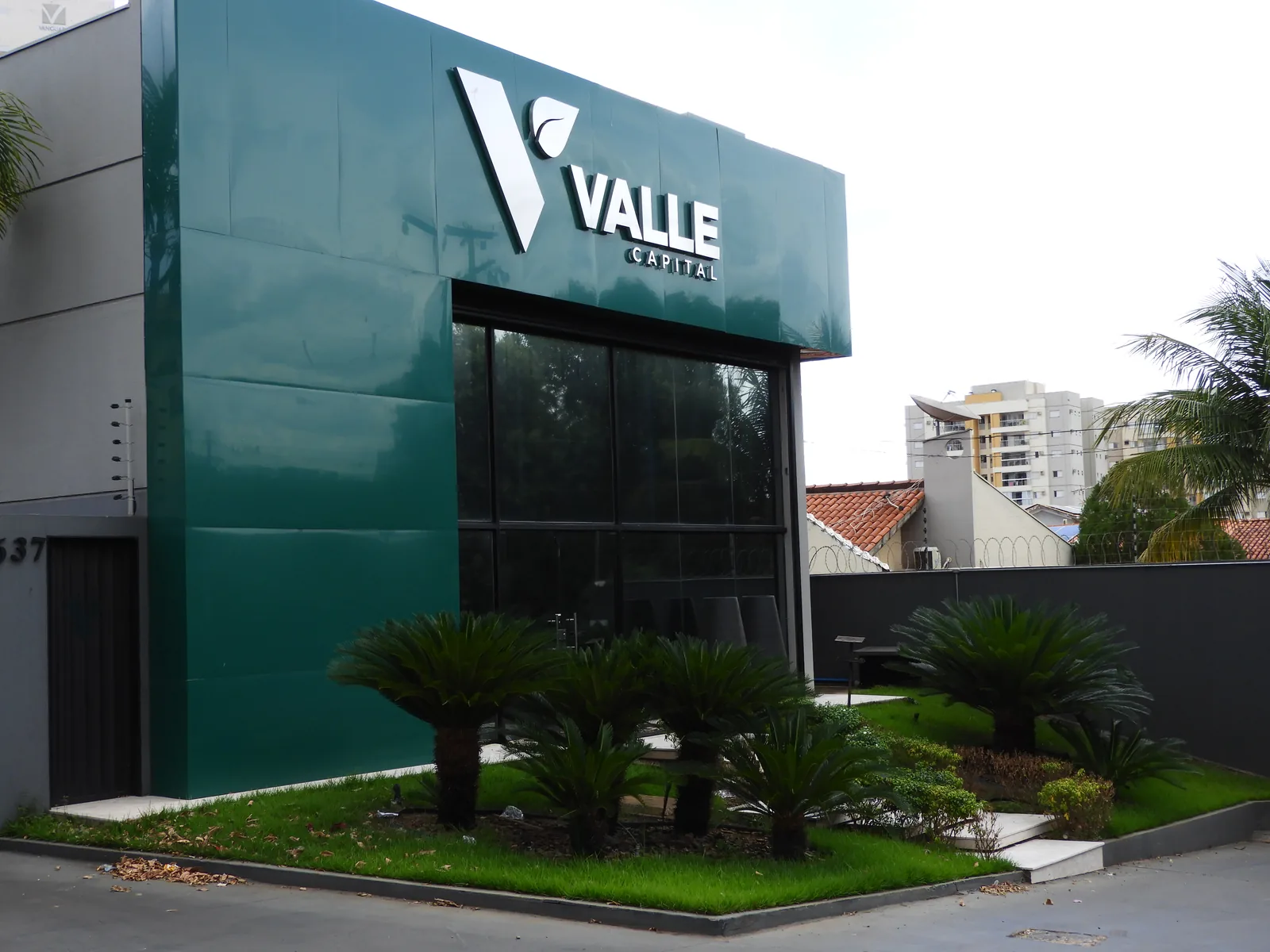 Fachada da sede da Valle Capital, com o logotipo na parede verde